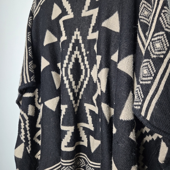 Style & Co Asymmetrical Aztec Printed Woven Open Front Shawl Poncho L - Picture 3 of 6